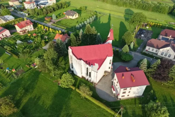 Zmiany w kursowaniu linii 1 i E w Krośnie z powodu zamknięcia przejazdu kolejowego