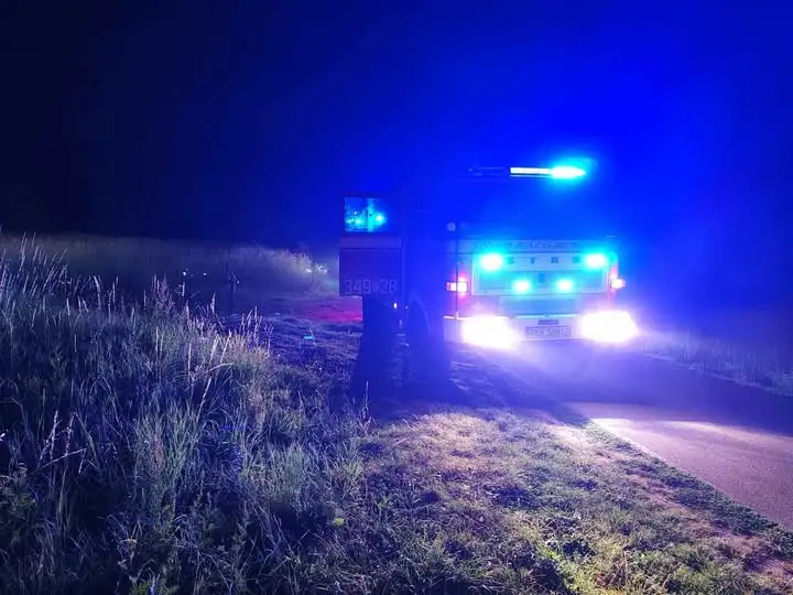 Nocny pożar zarośli przy ul. Naftowej – interwencja OSP Jedlicze