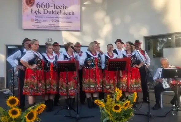 Wakacyjne występy zespołów z gminy Chorkówka na dożynkach i jubileuszach