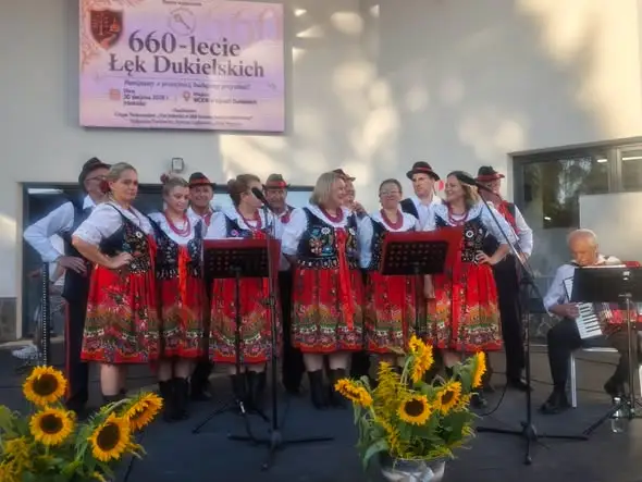 Wakacyjne występy zespołów z gminy Chorkówka na dożynkach i jubileuszach