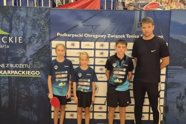 Młodzi tenisiści stołowi z Korczyny z udanym startem w Błażowej