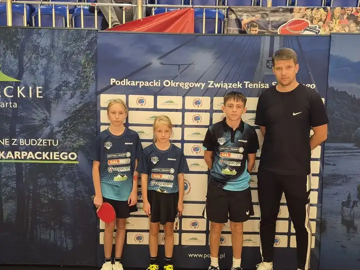 Młodzi tenisiści stołowi z Korczyny z udanym startem w Błażowej
