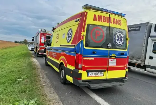 Wypadek na DK28 w Iwoniczu. Auto uderzyło w drzewo, kierowca bez poważnych obrażeń