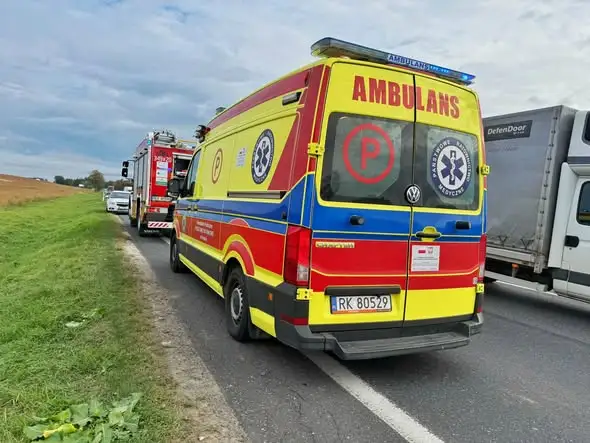 Wypadek na DK28 w Iwoniczu. Auto uderzyło w drzewo, kierowca bez poważnych obrażeń