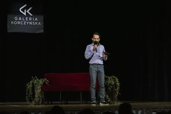 Korczyna: „Pierwsza lepsza” Fredry rozbawiła publiczność w Domu Strażaka