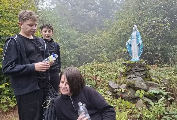 Uczniowie SP 6 Krosno na górskim szlaku – relacja z LIII Młodzieżowego Złazu