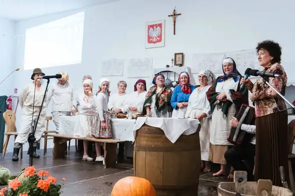 Kiszenie kapusty dawniej i dziś – tradycja, wspomnienia i wspólne śpiewanie w Komborni