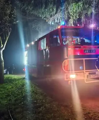 Interwencje strażaków z Krosna – pożar auta, kolizja i zabezpieczenia imprez