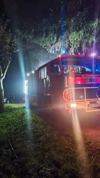 Interwencje strażaków z Krosna – pożar auta, kolizja i zabezpieczenia imprez