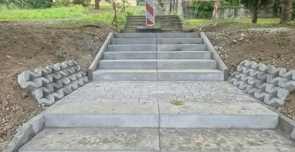 Remont schodów przy ul. Piwarskiego w Iwoniczu-Zdroju na finiszu