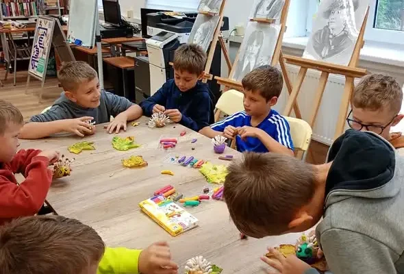 Dzień Głośnego Czytania w bibliotece w Rogach – drugoklasiści w świecie skarpetek