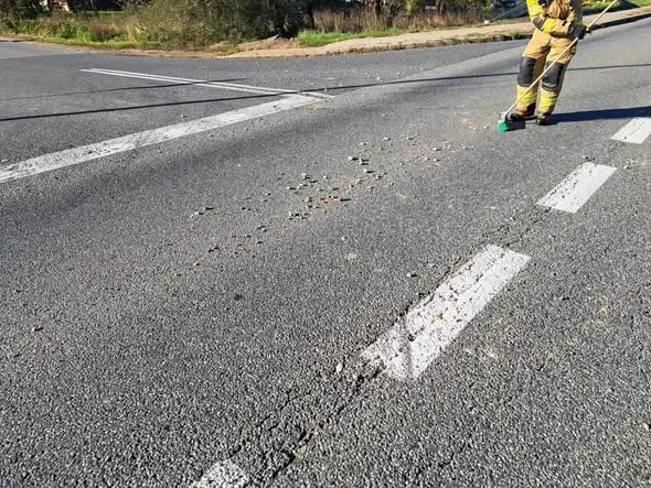 Żwir na drodze w Teodorówce — interwencja strażaków z Dukli
