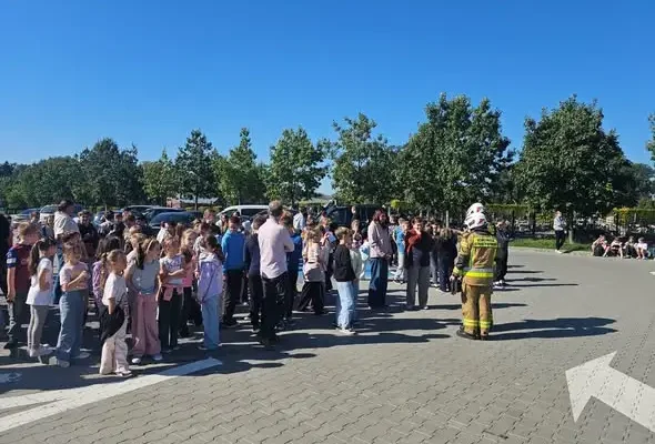 Próbna ewakuacja w szkole w Jedliczach-Męcince z udziałem strażaków OSP