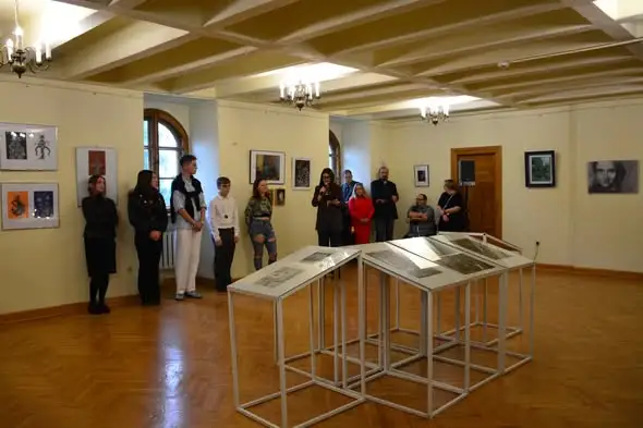 Wernisaż „PIERWSZY KADR” w Dukli – młodzi artyści z gminy pokazali swoje prace