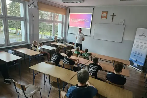 Młodzi tenisiści stołowi uczą się panowania nad emocjami. Warsztaty z psychologiem sportu