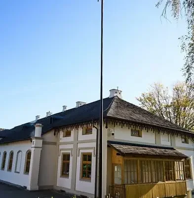 Nowe maszty flagowe w Gminie Jedlicze – symbole patriotyzmu przy remizie i dworze