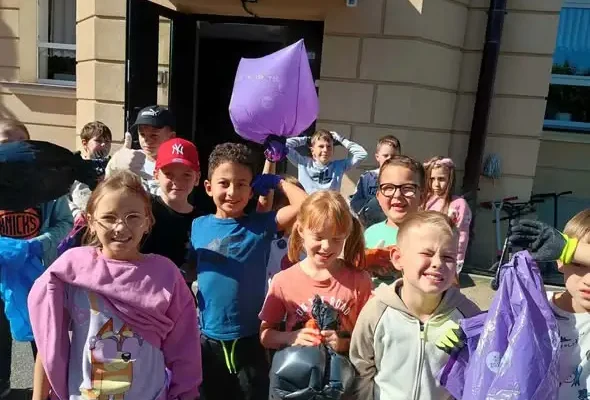 Uczniowie z Krosna posprzątali okolicę szkoły