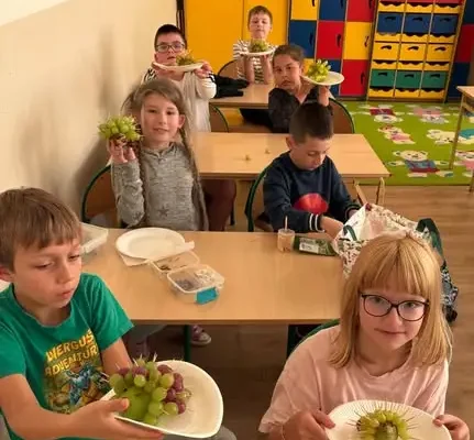 Kreatywne lekcje w klasie 2a: owoce zamieniły się w kolorowe jeże