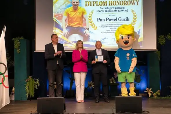 Trener Paweł Guzik i zawodniczki KB Krościenko Wyżne nagrodzeni na I Podkarpackiej Gali Sportu Szkolnego