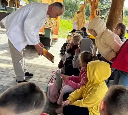 Uczniowie z Krosna zwiedzili skansen w Bóbrce i uczyli się o pszczołach w Niżnej Łące