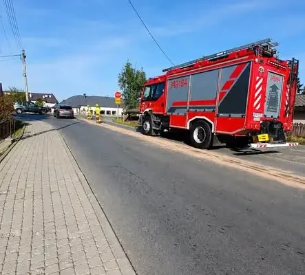 Rymanów: Strażacy usuwali rozlaną substancję ropopochodną na drodze do Rymanowa-Zdroju