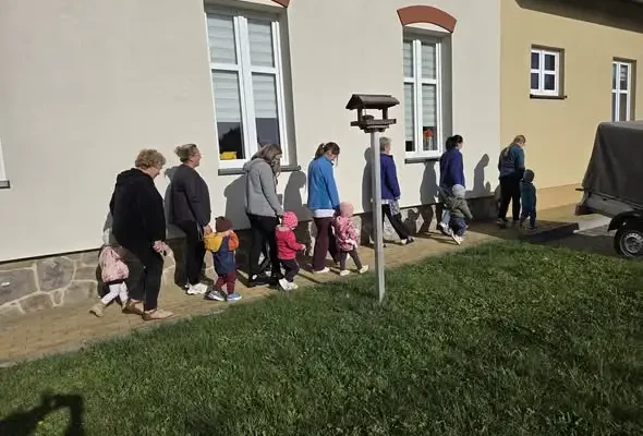 Próbna ewakuacja przeciwpożarowa w Żłobku w Łężanach z udziałem miejscowych strażaków
