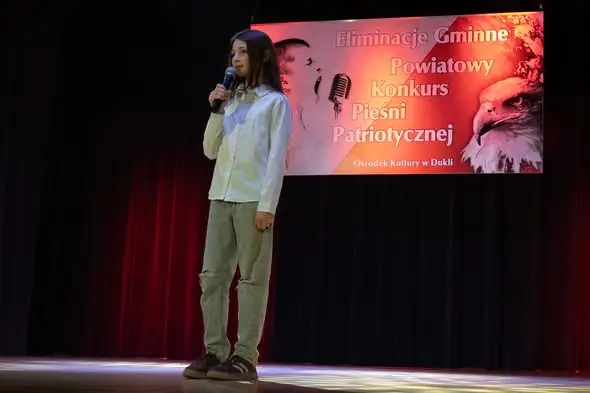 Młodzi wokaliści z gminy Dukla rywalizowali o awans do powiatowego konkursu pieśni patriotycznej