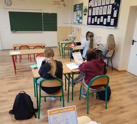 Jaśliska: próbna ewakuacja w szkole podstawowej – uczniowie ćwiczyli reakcję na zagrożenie zbrojne