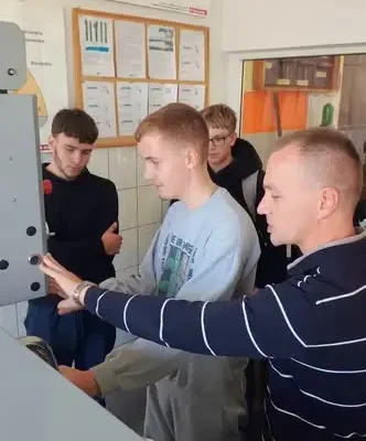Ósmoklasiści z SP nr 7 w Krośnie odkrywali zawody w praktyce