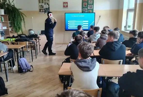 Klasy mundurowe z wizytą u policjantów – praktyczna lekcja bezpieczeństwa