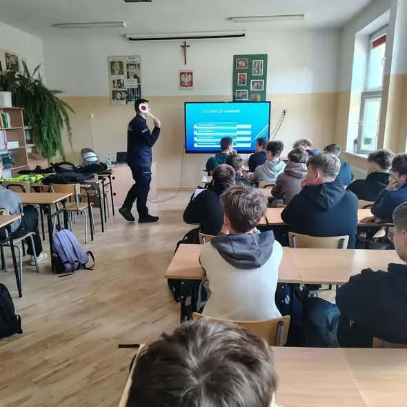 Klasy mundurowe z wizytą u policjantów – praktyczna lekcja bezpieczeństwa