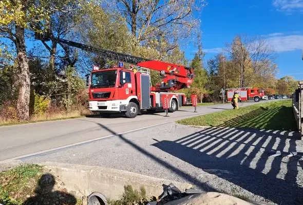 Zagrażające drzewo przy drodze powiatowej w Cergowej usunięte przez strażaków