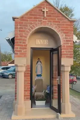 Kapliczka Ave w Miejscu Piastowym odbudowana po wypadku – figura Matki Bożej ocalała