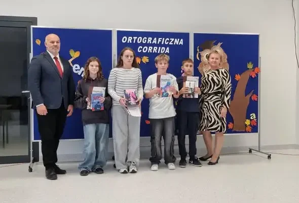 Oliwier Wais z klasy 6b na podium konkursu ortograficznego w Sieniawie