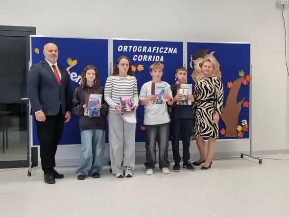 Oliwier Wais z klasy 6b na podium konkursu ortograficznego w Sieniawie