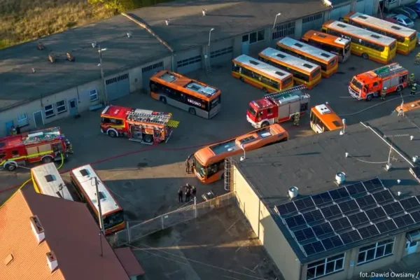 Strażacy ochotnicy z Krosna ćwiczyli gaszenie autobusu na terenie zajezdni MKS