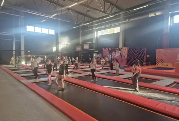 Uczniowie klas 4a i 4b z wizytą we Fly Parku i kinie Helios w Krośnie