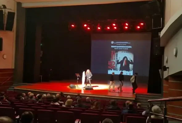 Rockowa lekcja patriotyzmu w Krośnie – klasa 1 BK na koncercie „Historia opowiedziana muzyką”