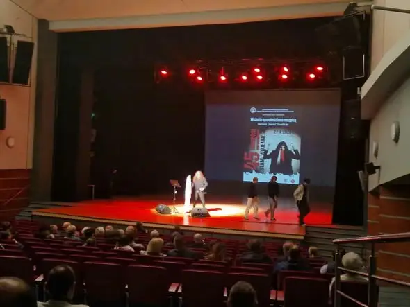 Rockowa lekcja patriotyzmu w Krośnie – klasa 1 BK na koncercie „Historia opowiedziana muzyką”