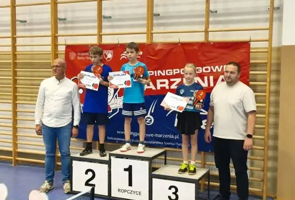Młodzi tenisiści z Akademii Golden Masters z medalami z Ropczyc