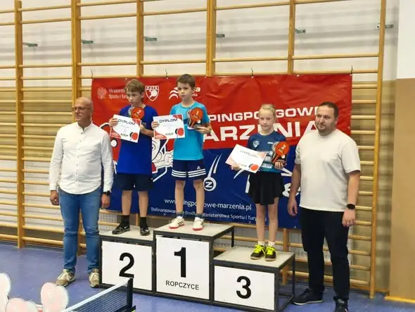 Młodzi tenisiści z Akademii Golden Masters z medalami z Ropczyc