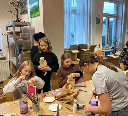 Drewniane zabawki i roboty – kreatywne warsztaty w Ośrodku Kultury w Dukli