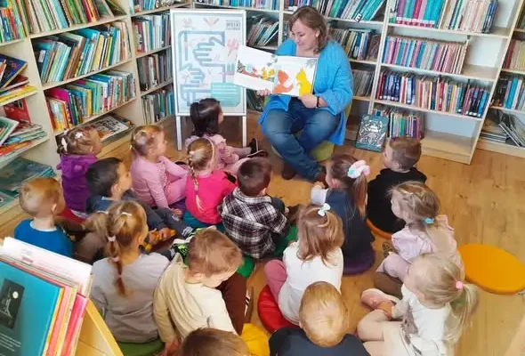 Jesienne zajęcia w bibliotece we Wrocance – przedszkolaki odkrywały świat książek