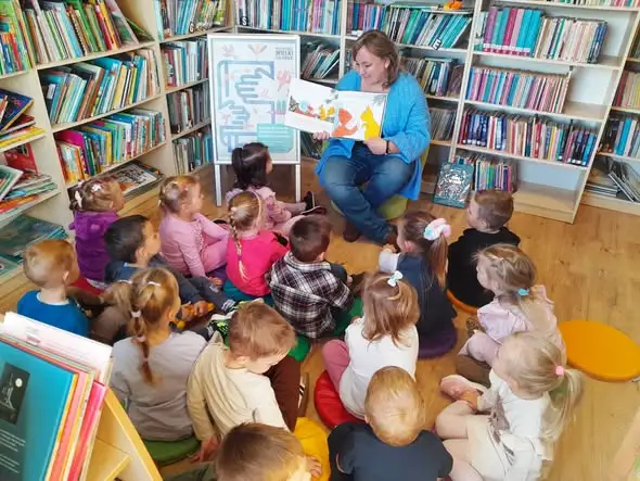 Jesienne zajęcia w bibliotece we Wrocance – przedszkolaki odkrywały świat książek