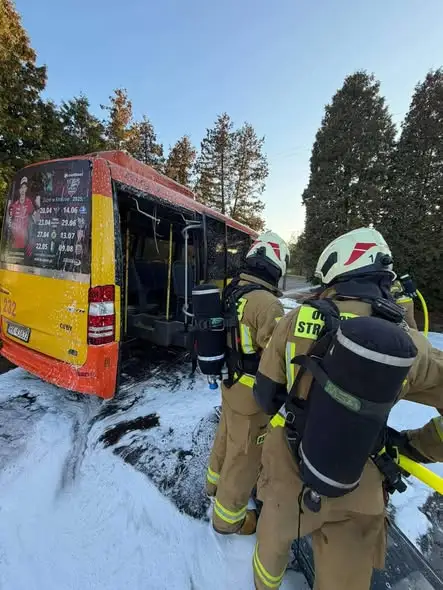 Krosno: strażacy ochotnicy ćwiczyli gaszenie autokaru na terenie zajezdni MKS