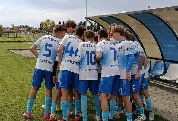 Kotwica Korczyna stawia na młodzież – wspólny trening juniorów i seniorów