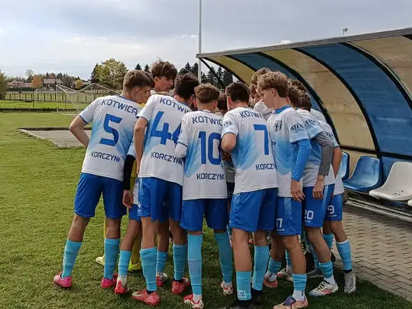 Kotwica Korczyna stawia na młodzież – wspólny trening juniorów i seniorów