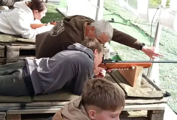 Młodzi strażacy z gminy Wojaszówka sprawdzili celność oka na zawodach w Przybówce