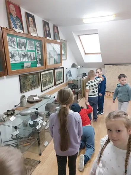 Pierwszaki z Iwonicza odkrywają wartość pamiątek w Centrum Tradycji