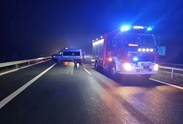 Kolizja dwóch samochodów dostawczych na S-19 w Miejscu Piastowym